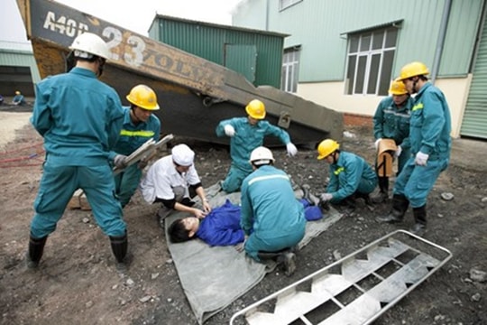 Tai nạn lao động, thanh sắt xuyên thủng trực tràng và bàng quang nam công nhân