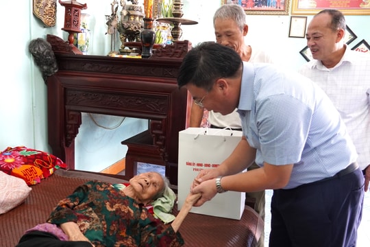 Bắc Ninh: UBND phường Yên Dũng phường thăm, tặng quà người cao tuổi tiêu biểu