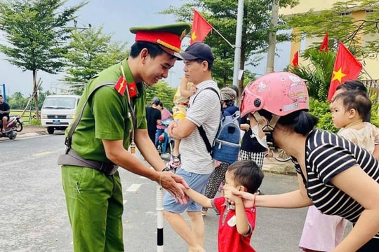 Hà Nội: Công an các đơn vị đẩy mạnh tuyên truyền, giáo dục pháp luật về an toàn giao thông trong trường học