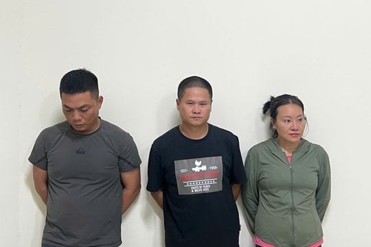 Bắt giữ 3 đối tượng xả trộm chất thải xuống sông Tô Lịch