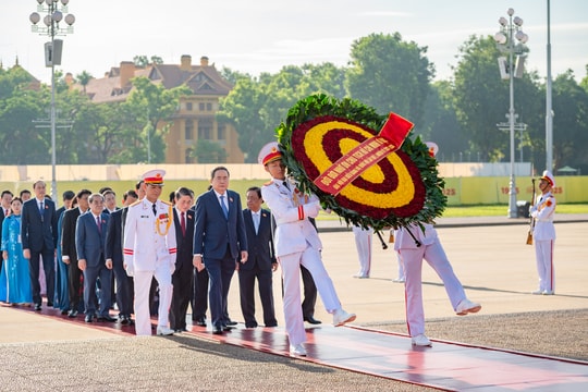 Chủ tịch Quốc hội Trần Thanh Mẫn và Đoàn đại biểu dự Đại hội Đảng bộ Quốc hội vào Lăng viếng Chủ tịch Hồ Chí Minh