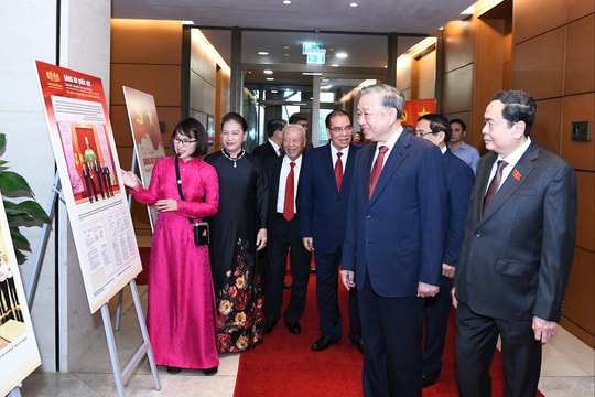 Tổng Bí thư Tô Lâm tham quan triển lãm “Đảng bộ Quốc hội: Đoàn kết - Dân chủ - Kỷ cương - Đột phá”