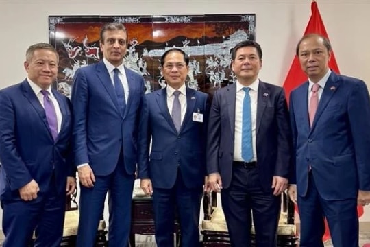 Vietnam bolsters relations with UK, Poland