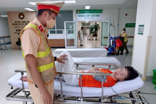 CSGT mở đường đưa nam sinh bị đột quỵ đi cấp cứu kịp thời