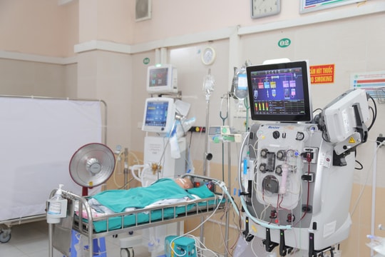Bé trai người Mông hồi sinh kỳ diệu sau 13 ngày lọc máu liên tục