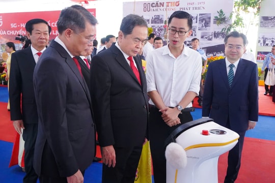 Chủ tịch Quốc hội Trần Thanh Mẫn tham quan triển lãm "Cần Thơ - Đổi mới và Phát triển"