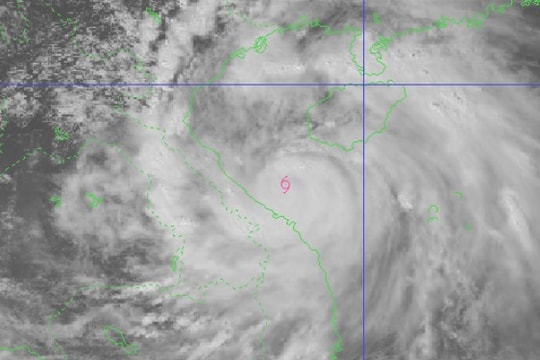 Cập nhật: Bão số 10 BUALOI giật cấp 15, cách TP. Huế khoảng 90km