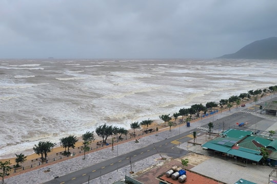 Thủ tướng yêu cầu huy động mọi lực lượng, phương tiện ứng phó cơn bão số 10