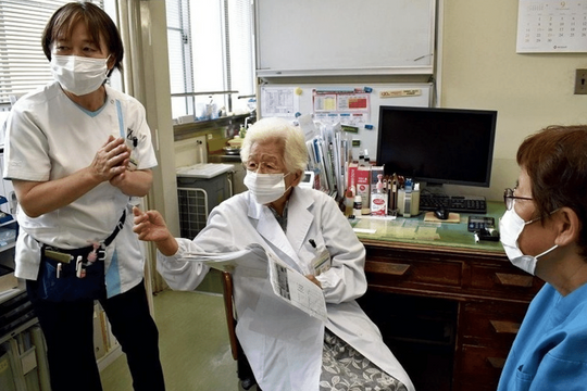 100 tuổi, bị ung thư nhưng vẫn làm việc: Câu chuyện “sống khoẻ, sống có ích” của một bác sĩ Nhật Bản