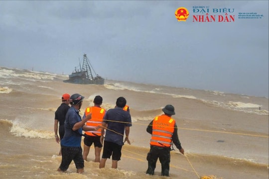 Chìm tàu ở vùng biển ven bờ, 10 người mắc kẹt ngoài khơi