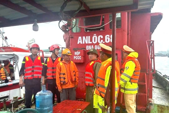 Cảnh sát giao thông Đà Nẵng căng mình ứng phó bão số 10, bảo đảm an toàn giao thông