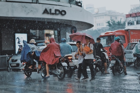 Hà Nội cảnh báo mưa dông, lốc, sét trên phạm vi khu vực nội thành