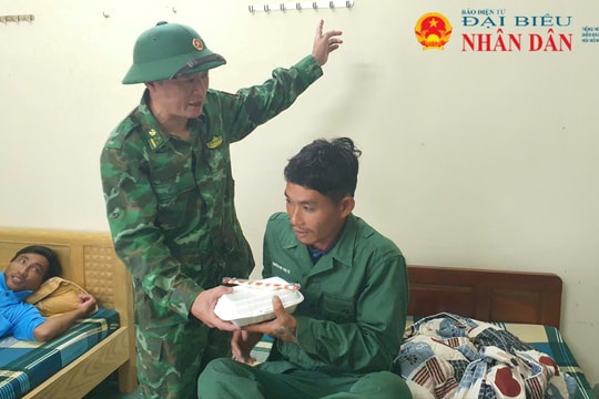 Quảng Trị: 8 trên 11 thuyền viên 2 tàu gặp nạn trên vùng biển Cửa Việt đã được đưa vào bờ an toàn