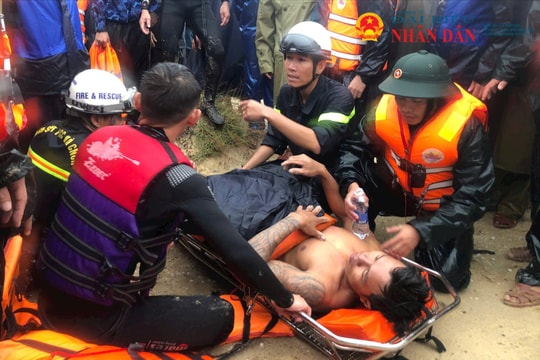 Quảng Trị: Huy động fly cam chuyên dụng tìm kiếm được thêm 1 thuyền viên gặp nạn tại vùng biển Cửa Việt