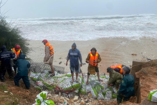 Quảng Trị: 3 người mất tích, nhiều tuyến giao thông bị hư hỏng do bão số 10