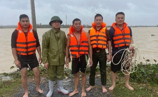 Nghệ An: Công an xã Bạch Hà kịp thời cứu người dân bị mắc kẹt giữa dòng nước lũ