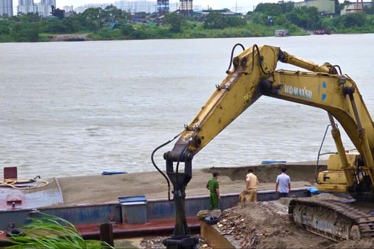 Hà Nội: Cảnh sát đường thủy đột xuất kiểm tra, xử lý bến tập kết vật liệu không phép