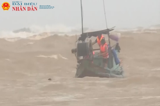 Quảng Trị: Công an và ngư dân Cửa Việt “vượt sóng” cứu người