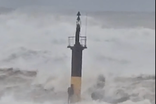 Quảng Trị: Ngư dân sống sót sau 6 giờ bám phao ngoài biển, sóng đánh dữ dội