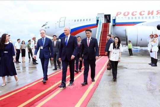 Russian State Duma Chairman arrives in Hanoi, beginning official visit to Vietnam