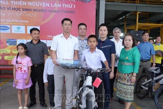 Vietnamese enterprises support Lao children’s schooling