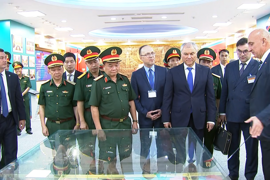 Chủ tịch Duma Quốc gia Quốc hội Nga thăm Trung tâm Nhiệt đới Việt - Nga và Bảo tàng Lịch sử quân sự Việt Nam