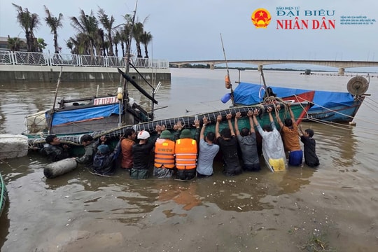 Quảng Trị: Phát hiện thi thể trôi dạt vào bờ và nhiều tàu cá bị sóng biển đánh chìm