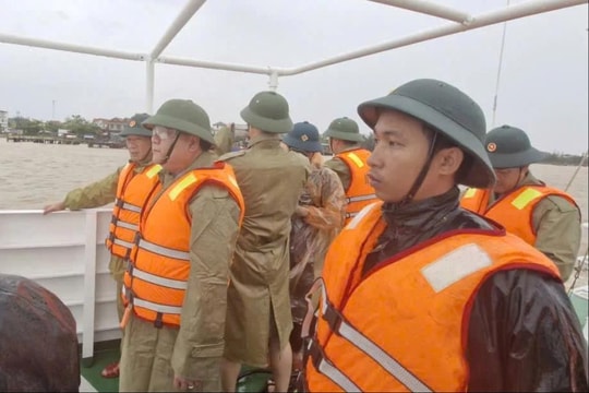 Quảng Trị: Tàu cá đứt neo, 9 thuyền viên đang mất tích