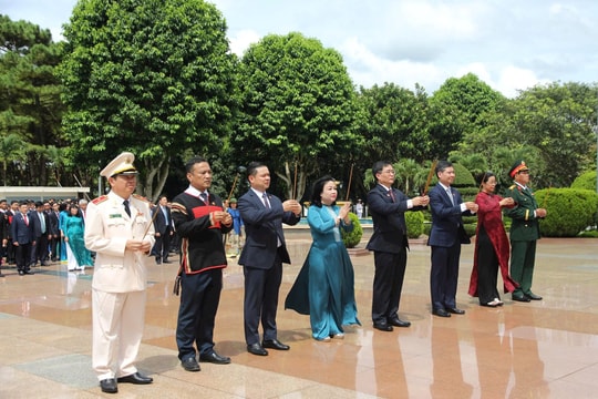 Đoàn đại biểu dự Đại hội Đảng bộ tỉnh Đắk Lắk dâng hương, viếng Nghĩa trang Liệt sĩ