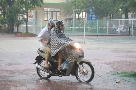 Sở GD-ĐT Hà Nội ra thông báo mới ứng phó hoàn lưu bão Matmo