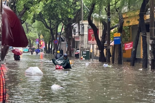 Sở GD-ĐT Hà Nội trần tình về thông tin phản ứng chậm khiến phụ huynh, học sinh vật vã giữa “biển nước” tìm đường về nhà