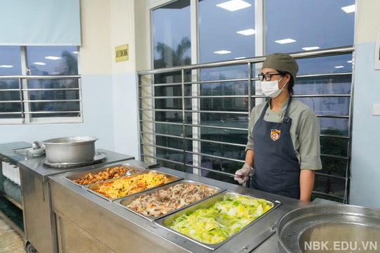 Hà Nội: Các trường học hỗ trợ ăn tối, ngủ qua đêm cho học sinh vì mưa ngập, đường phố tắc nghẽn