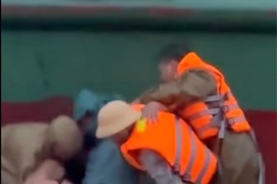 Thanh Hóa: Kịp thời cứu nạn thuyền viên bị co giật giữa mưa bão