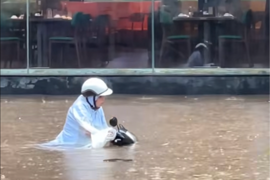 Hà Nội: Nhiều tuyến phố chìm trong "biển" nước