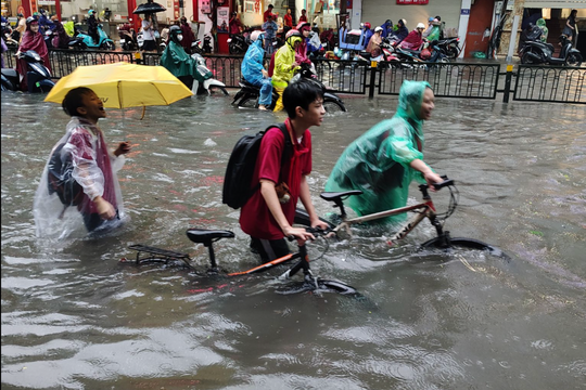 Phụ huynh, học sinh Hà Nội "vật vã" giữa những con phố ngập sâu tìm đường về nhà
