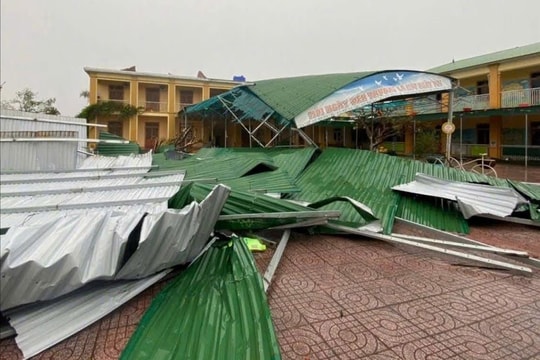 Nghệ An: Mưa bão khiến 1 người tử vong, gần 20.000 căn nhà bị tốc mái