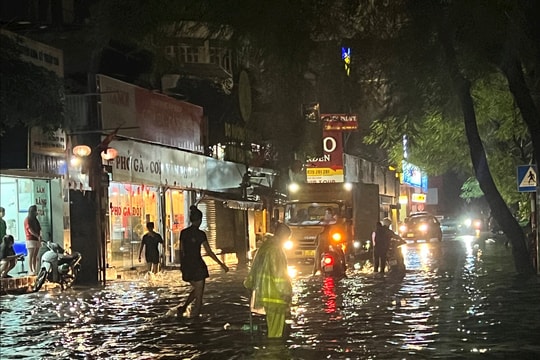 Hà Nội: Người dân bì bõm lội nước trong đêm để về nhà