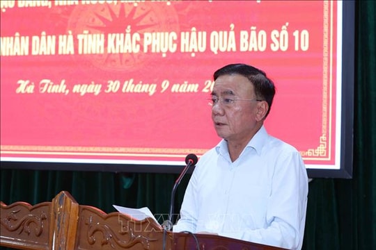 Thường trực Ban Bí thư Trần Cẩm Tú thăm, động viên nhân dân Hà Tĩnh khắc phục hậu quả bão số 10