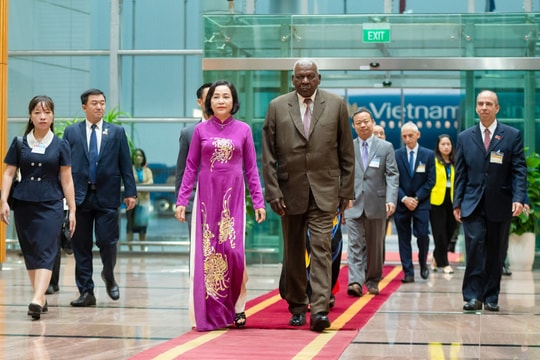 Chủ tịch Quốc hội Cuba bắt đầu chuyến thăm chính thức Việt Nam