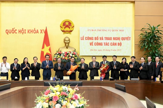 Lễ công bố và trao Nghị quyết của Ủy ban Thường vụ Quốc hội về công tác cán bộ