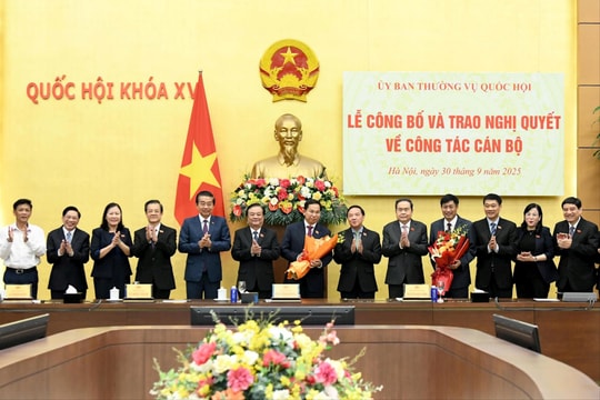 Chủ tịch Quốc hội Trần Thanh Mẫn dự Lễ công bố và trao Nghị quyết của Ủy ban Thường vụ Quốc hội về công tác cán bộ