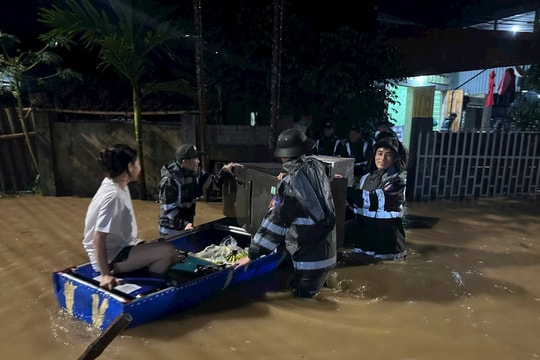 Hàng ngàn cảnh sát cơ động tham gia giúp dân các địa phương khắc phục hậu quả bão số 10