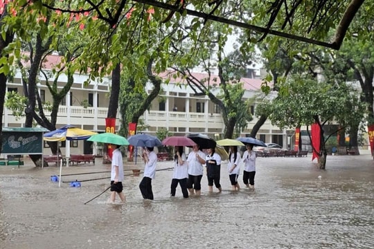 Mưa ngập kéo dài, học sinh Hà Nội được nghỉ học ngày 1/10