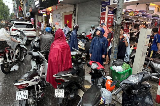 Hà Nội ngập nặng: Xe chết máy la liệt, thợ sửa xe làm cả ngày không hết việc