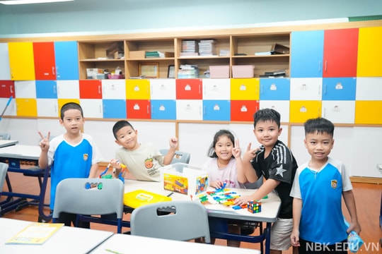 Hà Nội: Hơi ấm tình thầy trò trong những ngày mưa bão