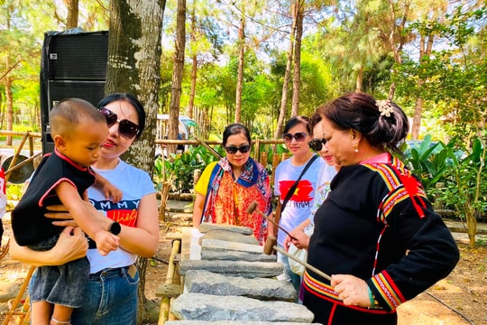 Chuỗi hoạt động "Em là hoa của núi" tại Làng Văn hóa - Du lịch các dân tộc Việt Nam