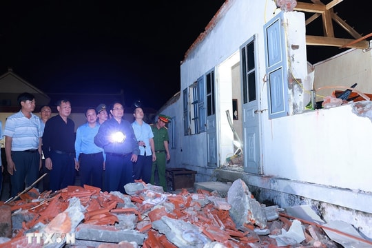 Thủ tướng Phạm Minh Chính kiểm tra thực tế, chỉ đạo khắc phục hậu quả bão số 10 tại Ninh Bình