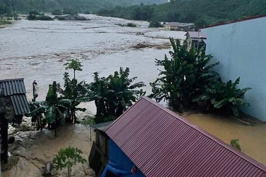 Nhiều nơi ở Lào Cai ngập sâu trong nước, người dân chạy lũ trong đêm
