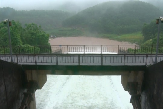 Thái Nguyên vận hành xả tràn hồ Núi Cốc, cảnh báo an toàn đối với người dân hạ du