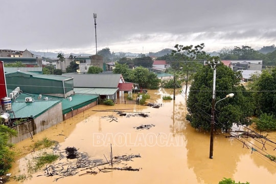 Nhiều địa phương miền Bắc, miền Trung tiếp tục cho học sinh nghỉ học do ảnh hưởng của bão số 10 (Bualoi)